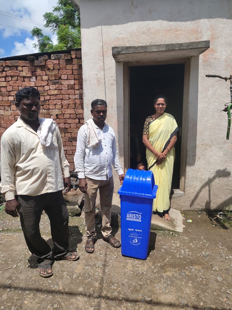 कचरा कुंडी वाटप